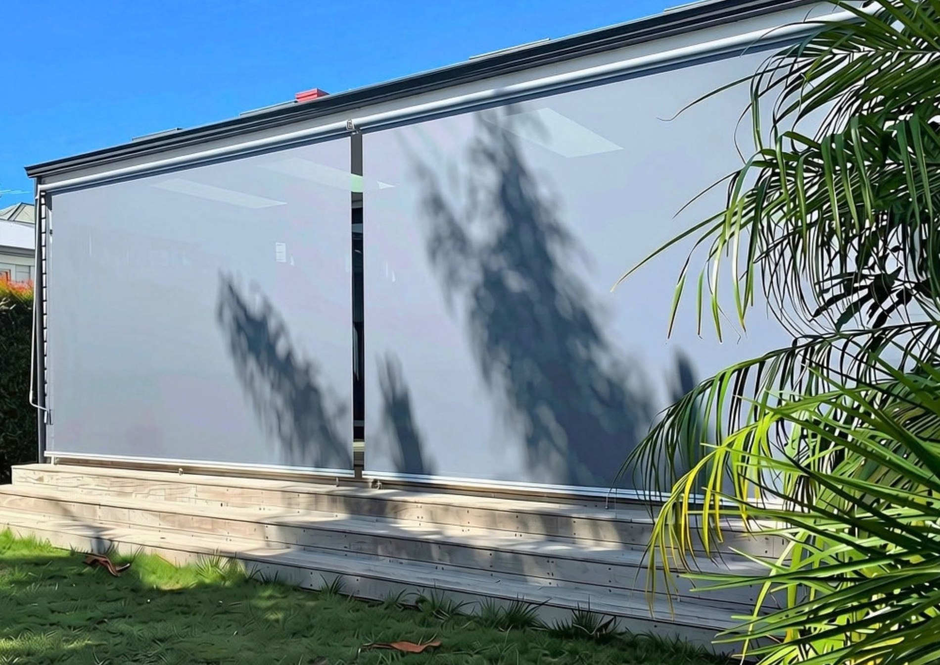 Omni screens enclosing an outdoor deck